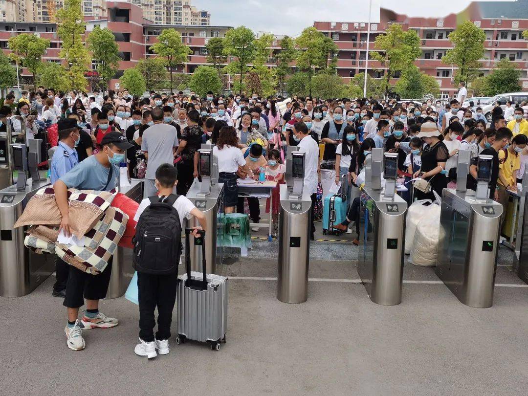 舟白中学学生入校体温检测黔江中学学生有序入校入校篇:疫情防控不