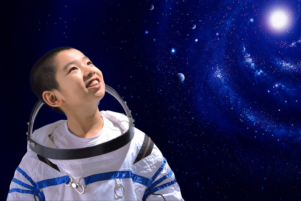 月球|澎湃新闻暑假征稿选登｜父母不管我的暑假，想去月球开工厂