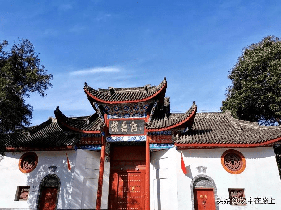 紫云宫正门紫云宫内的残碑《口修治城江神庙碑》记载了江神庙(紫云宫)