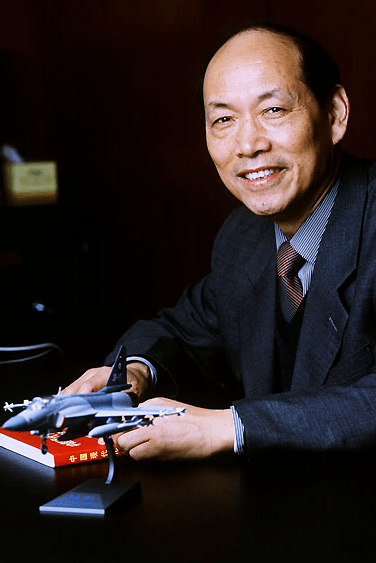 空军某部特级试飞员宋奎为学校的航空科技教育专家现场专家们寄语师生