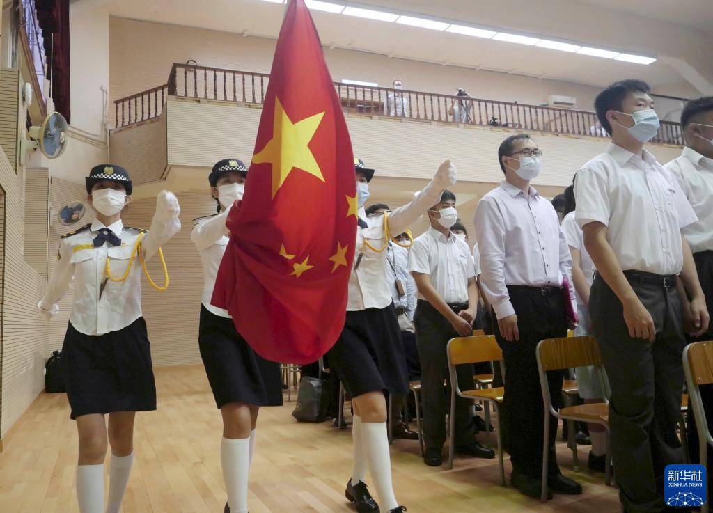 特写:我是中国人——香港学生的新学年第一"课"_黄楚标