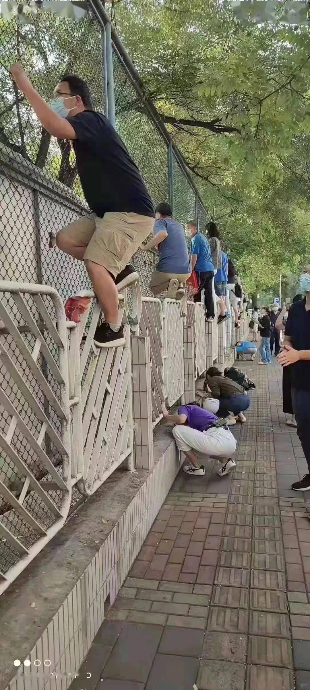 向里|“妈趴窗,爹爬墙”!长治开学太热闹!