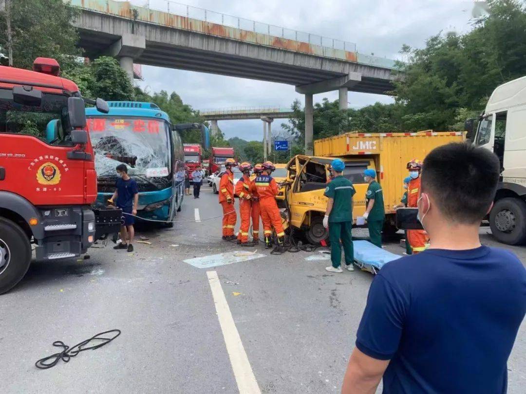 河源热水路口发生一起交通事故现场一片狼藉