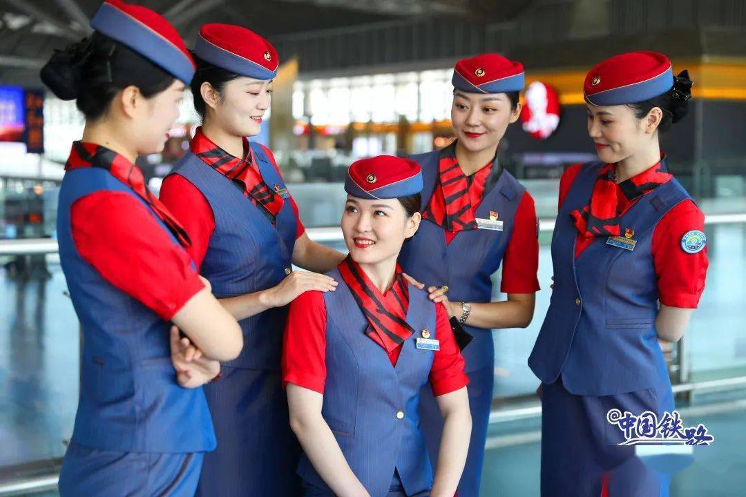 漂亮有气质西安的乘务员小姐姐换制服啦