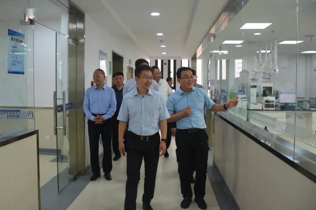 王飞副市长一行莅临市食品药品检验检测中心调研指导