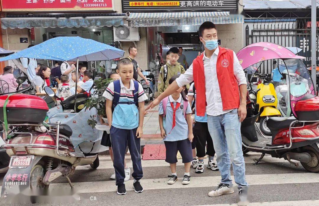 資陽開學第一天,有學生在校門口哭 ……_家長