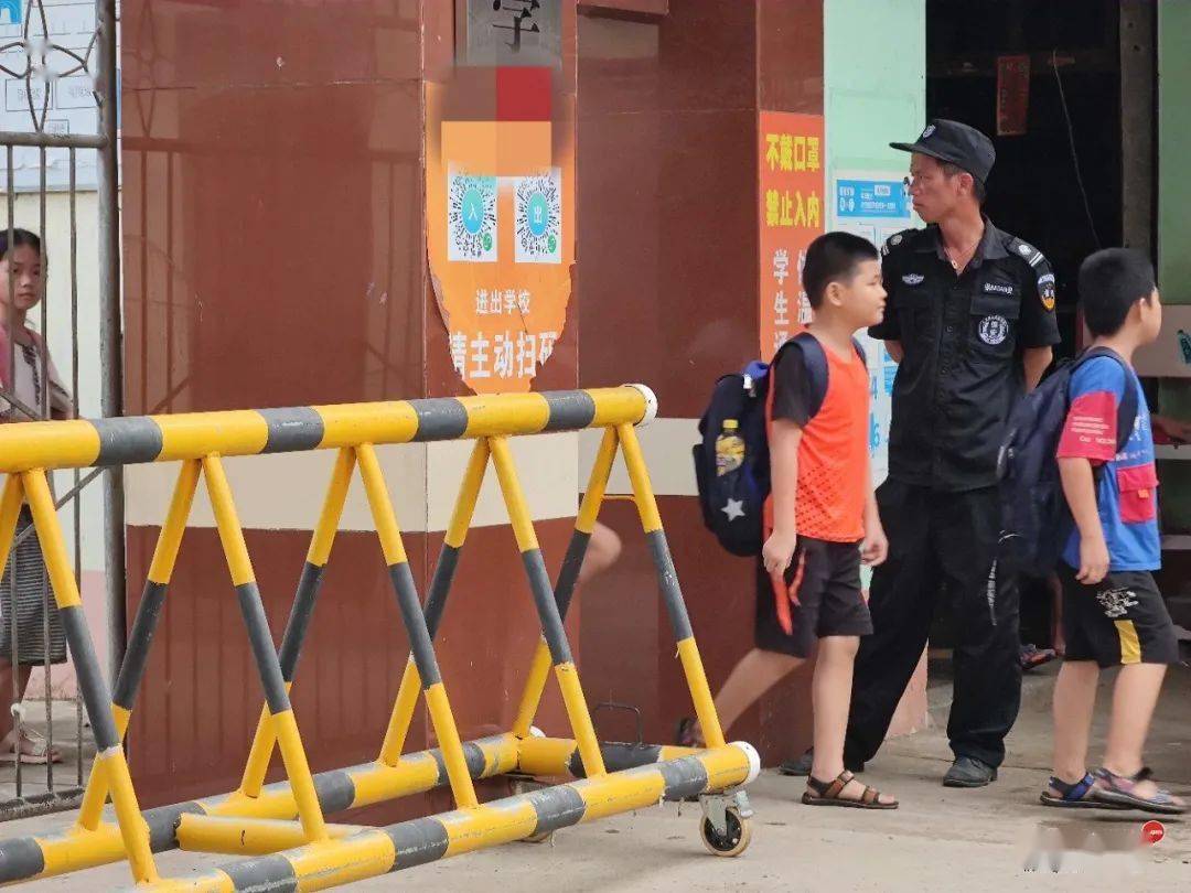 围观钦州农村小学也有保安员啦装备齐全