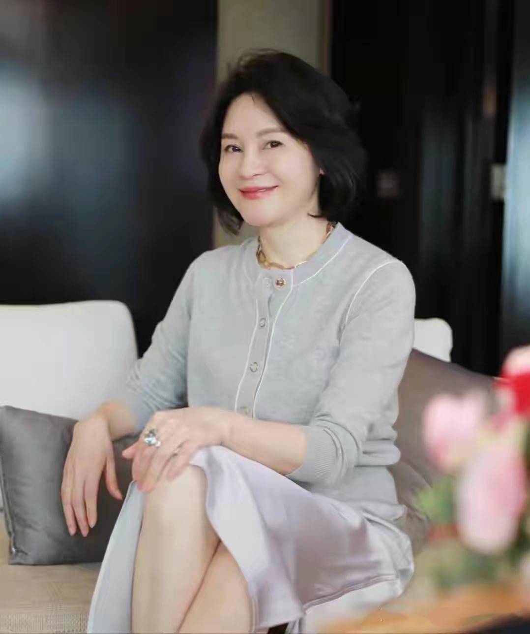 这才是50岁女士该有的装扮,自然真实不装嫩,精致优雅又有女人味