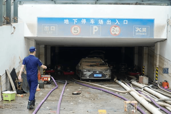 郑州豪宅小区瀚海晴宇地下车库被淹业主称损失达数亿元办事处工作组已