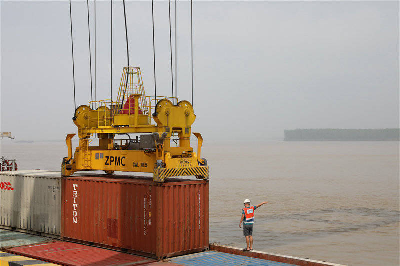 工作人员正在进行装卸搬运作业