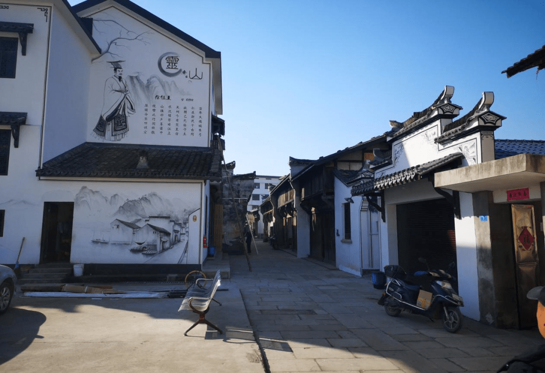 石板青砖铺设路面,恢复传统街巷.