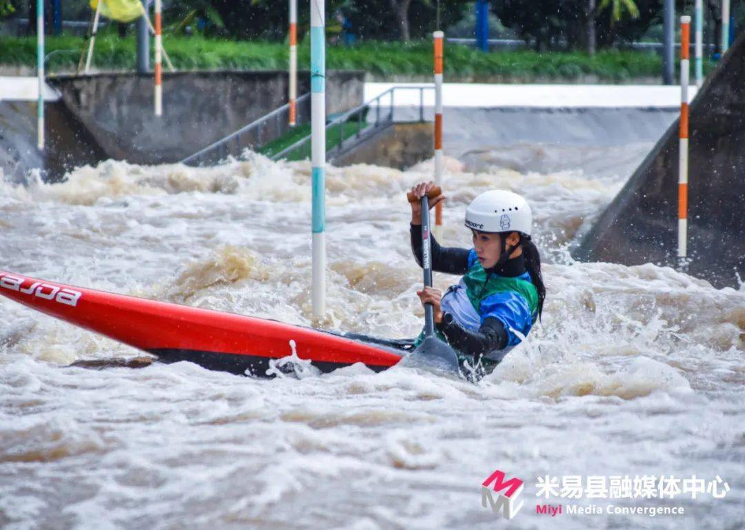 上午九时许,在米易国家皮划艇激流回旋训练基地内,男子单人皮艇,女子