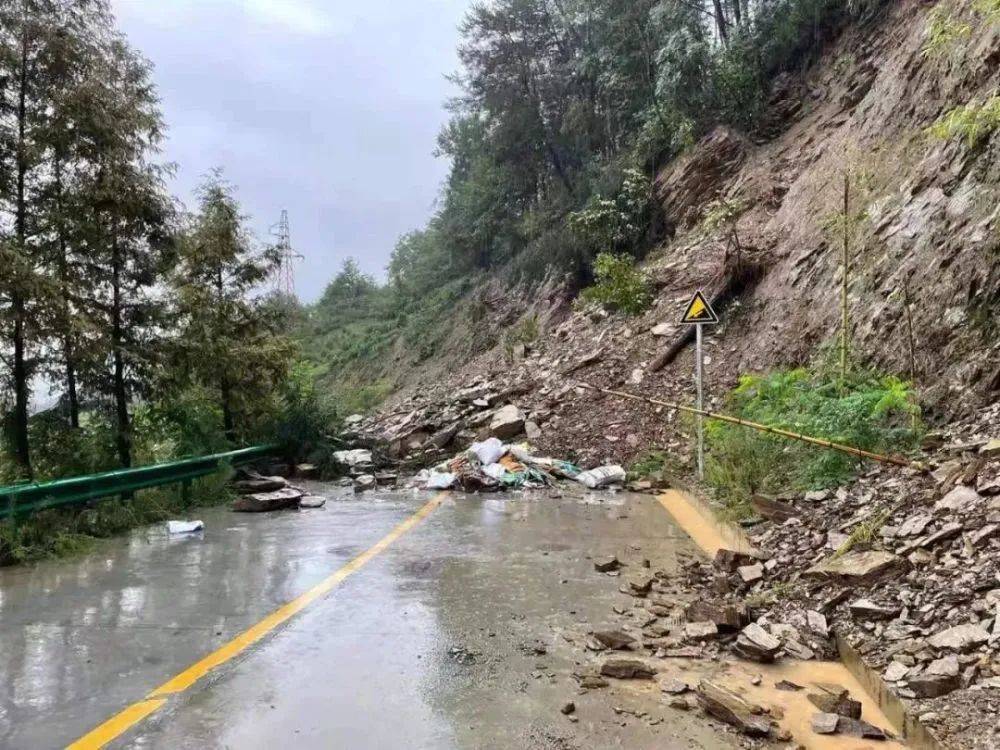 因暴雨引发泥石流,路面被完全覆盖,目前进出紫阳县城的道路已经中断