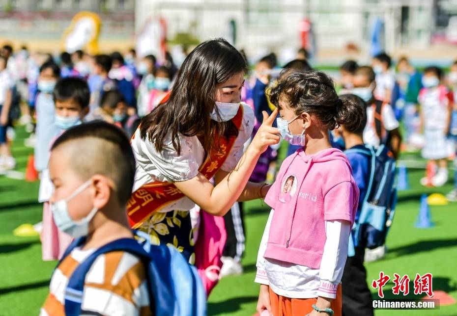 乌鲁木齐一小学为一年级新生举办入学仪式