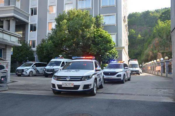 梧州某法院出动6辆警车,39名执行干警,强制执行一起金融借款纠纷案