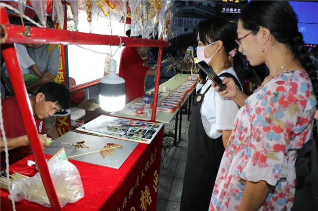 威海经开区皇冠街道韩乐坊商圈党委：党建领航，“网红”街区人气旺