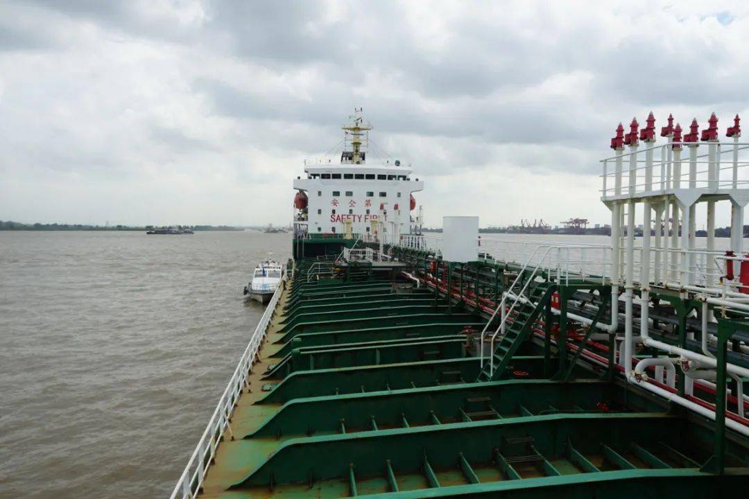 各部门携手配合,着力保障安全,服务船舶,提高效率,栖霞山油运锚地与