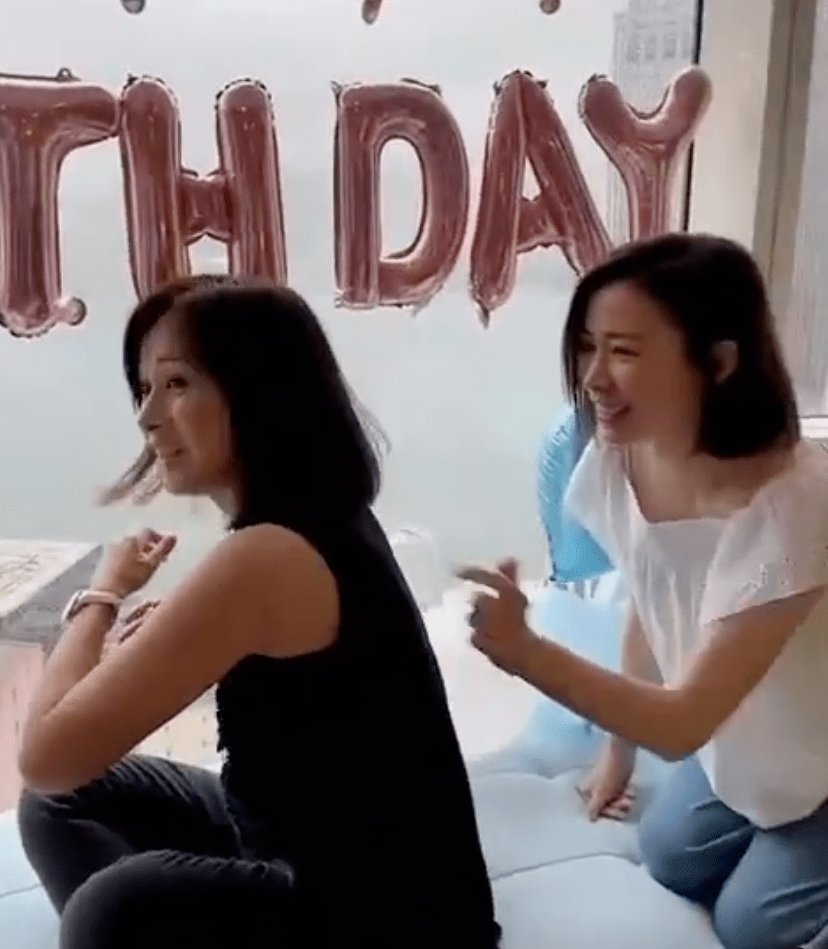 脖子|佘诗曼跟素人合影，46岁还这么年轻漂亮，连脖子上颈纹都不明显！