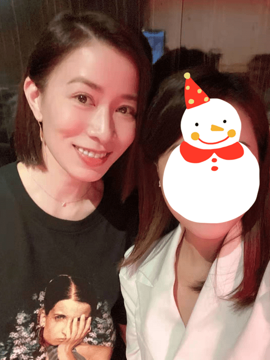 脖子|佘诗曼跟素人合影，46岁还这么年轻漂亮，连脖子上颈纹都不明显！