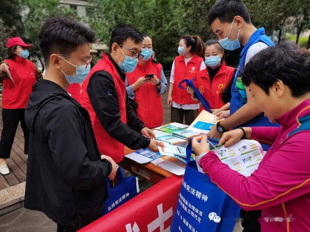 锦纶街道卫生服务中心活动现场,市义工协会的义工和志愿者配合社区和