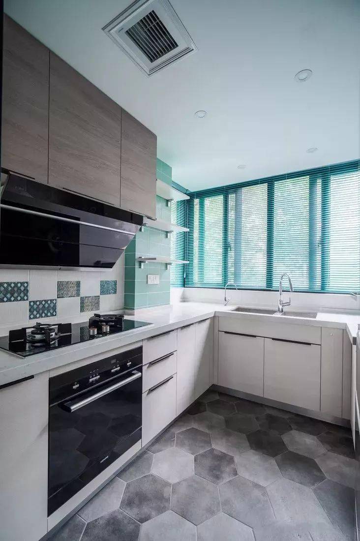 u字型的橱柜满足中小型的厨房需求烹饪非常方便