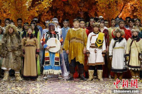 技术|中国鄂伦春文化服饰秀亮相中国国际时装周