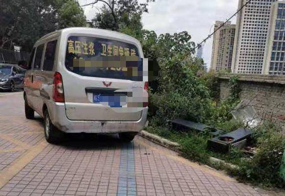 他们是安徽的,他们车牌也是安徽的,开着面包车,车上写的是专业防水
