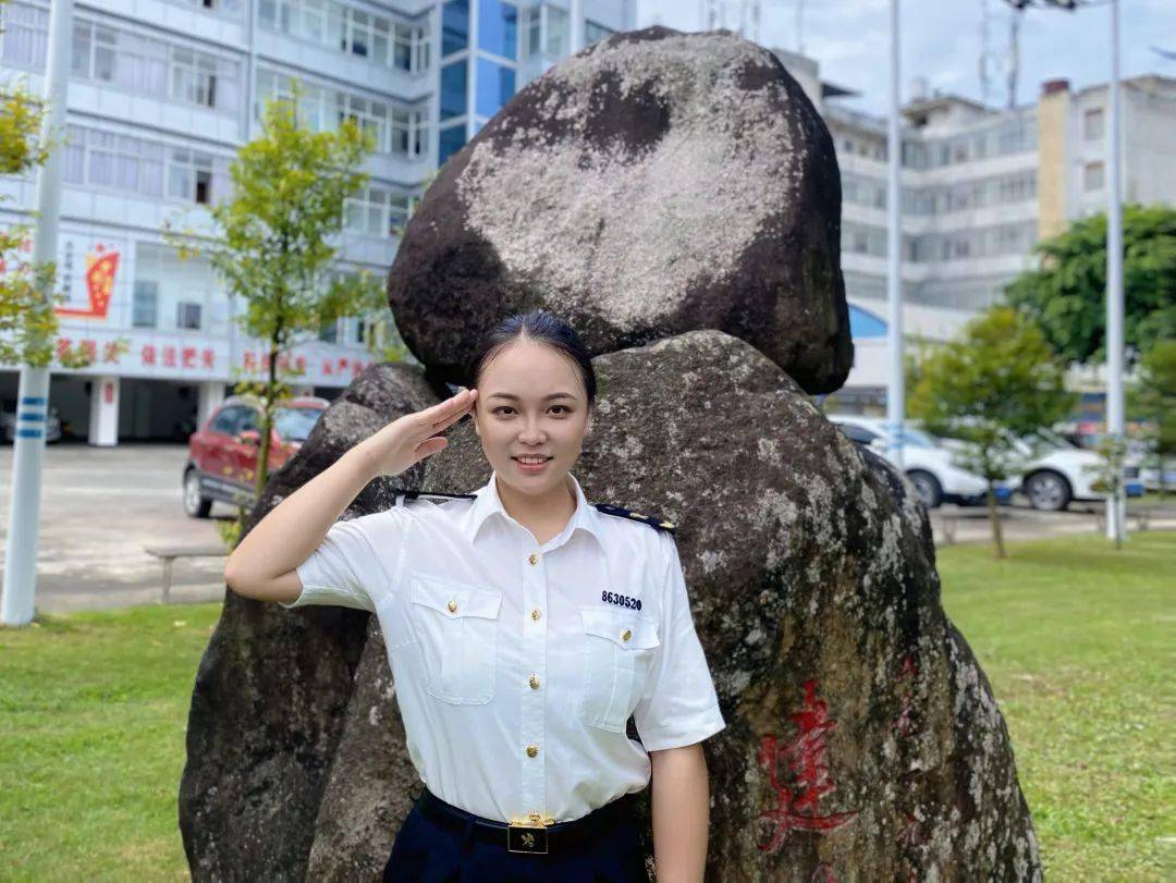 海关,对于儿时的我来说,是爸爸一身白制服早出晚归的背影;对于学生