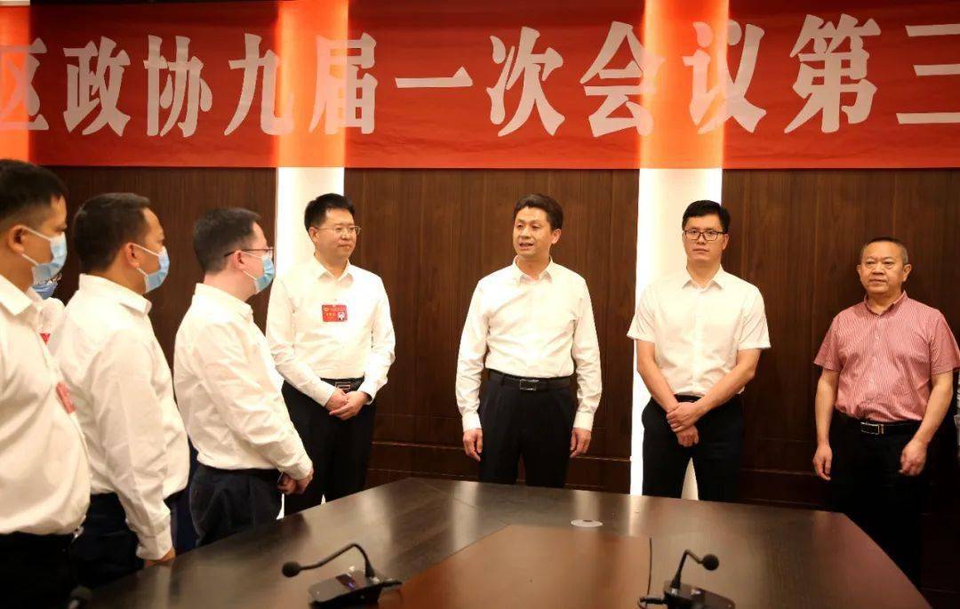 李昱隆亲切看望出席区政协九届一次会议的委员