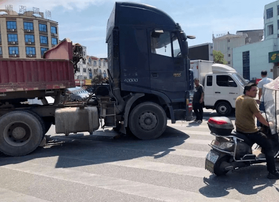 抚州金溪县新华都超市门口的十字路口发生了一起车祸