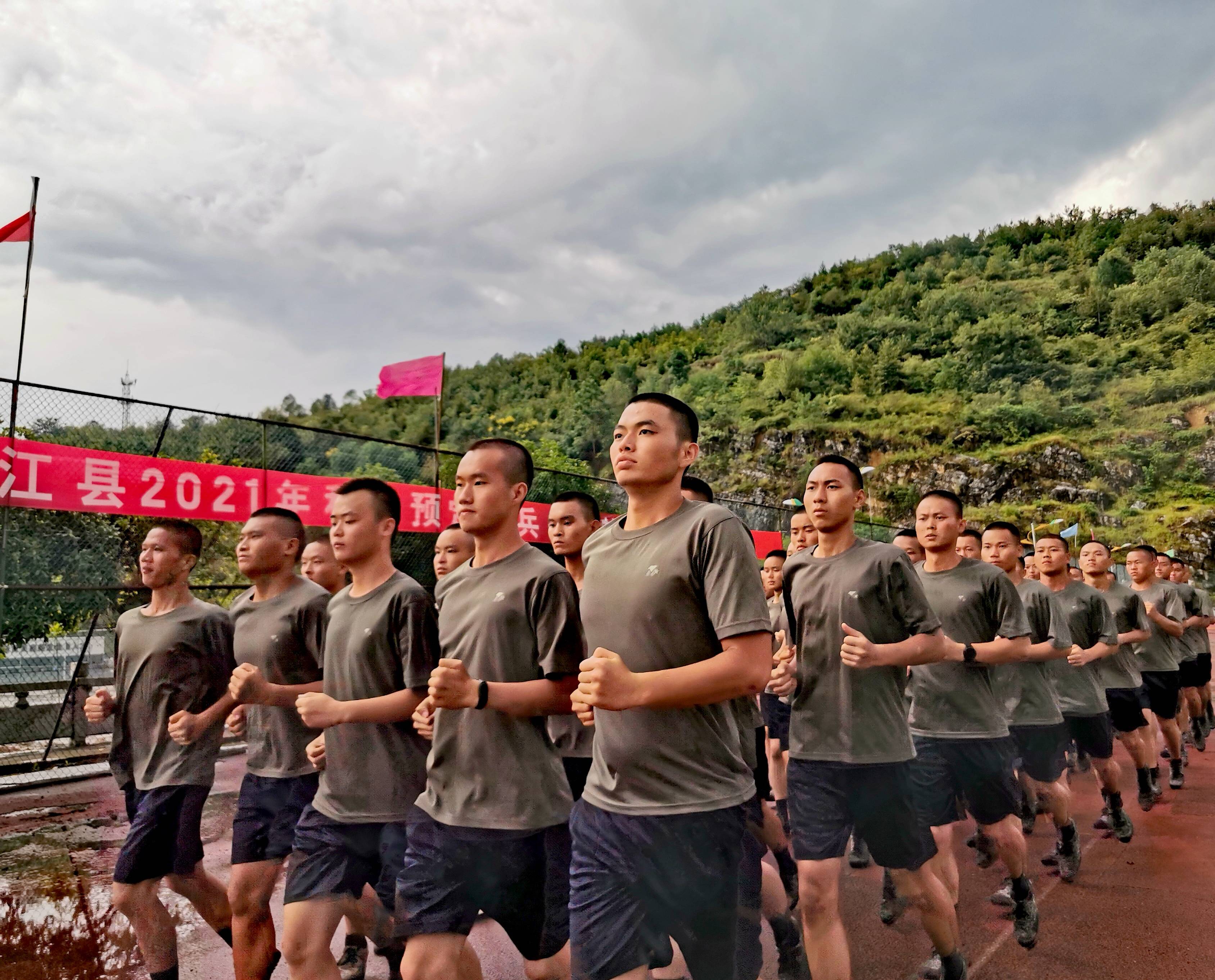三大步伐,立正,稍息,3000米越野,仰卧起坐,让新兵尽快适应部队生活,在