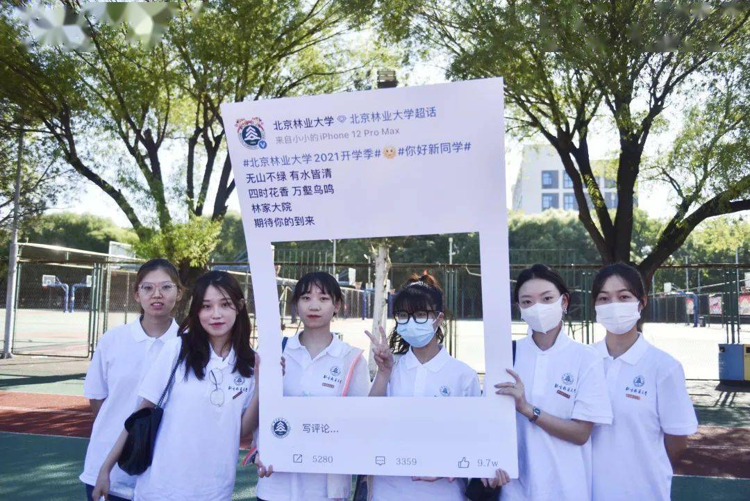 今早开学典礼结束后,学生处为新绿们准备了拍照手举牌并拍照留念,新绿