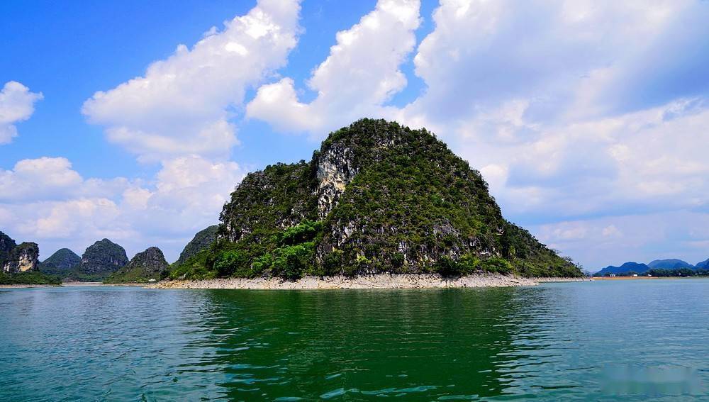 山环水绕景色迷人的渠洋湖