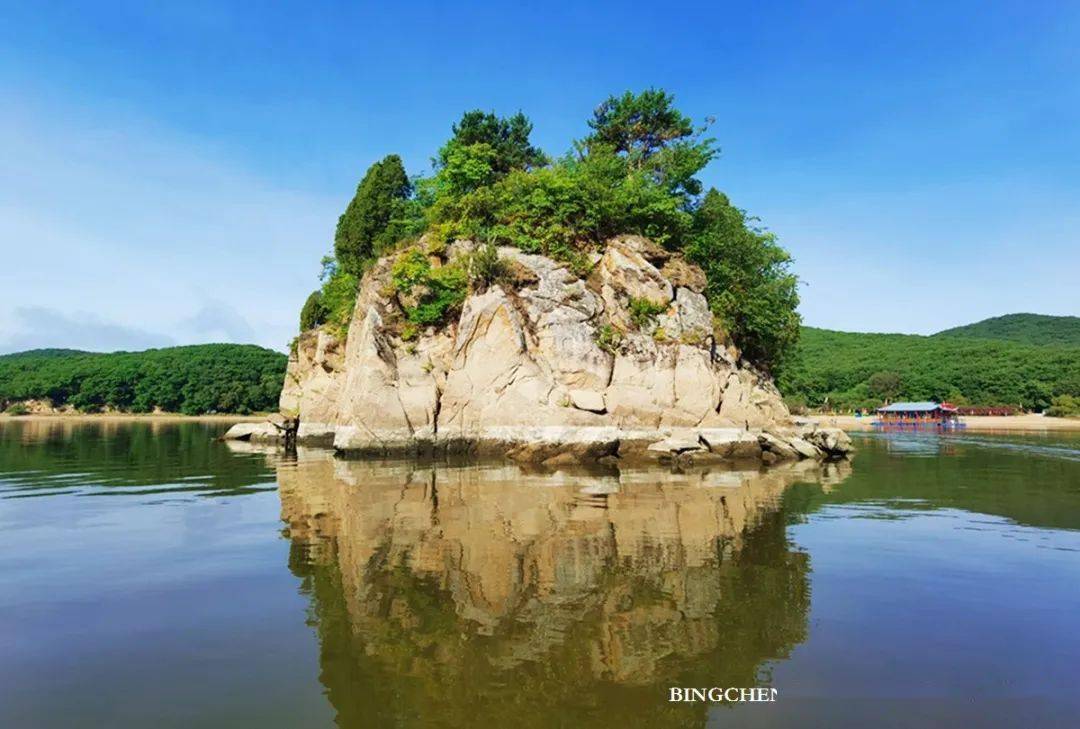 小孤山在201国道的大桥上望见镜泊湖这惊鸿一瞥,简直让人无法忘怀,才