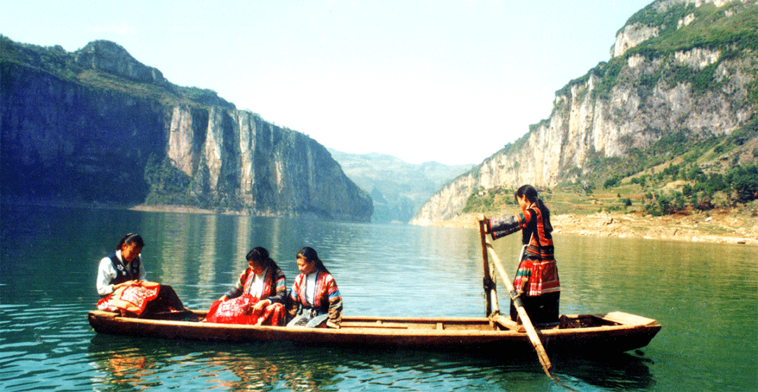 化屋基苗寨:悬崖下隐藏300年的"世外桃源"_传统