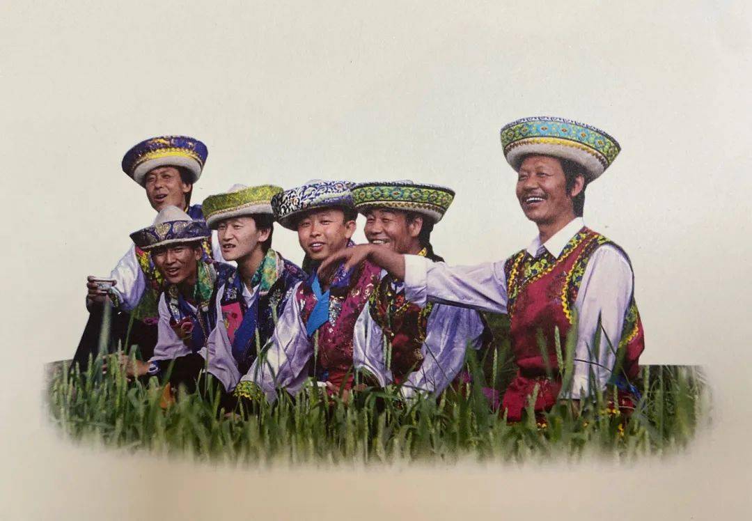 新展早报轻鞭一挥芳径去漫闻花儿断续长河湟花儿