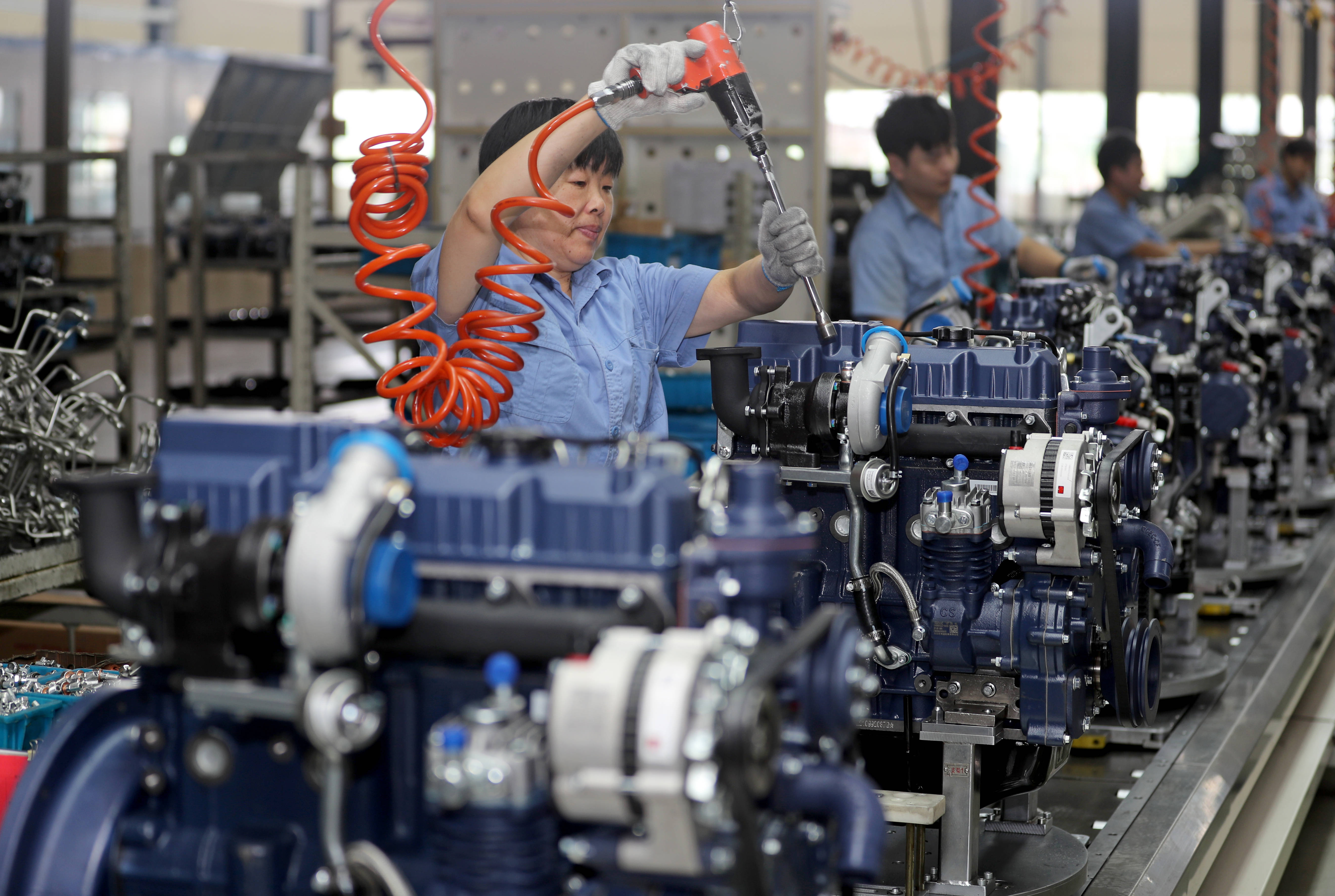 9月8日,在安徽全椒经济开发区,工人在一家装备制造企业装配工程机械