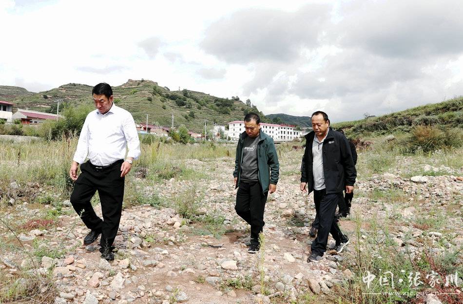 县领导调研督查河湖长制落实情况并开展巡河