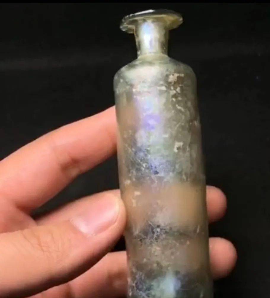 一千年前唐朝琉璃小瓶子装上师舍利子还是装武则天杨贵妃花露水