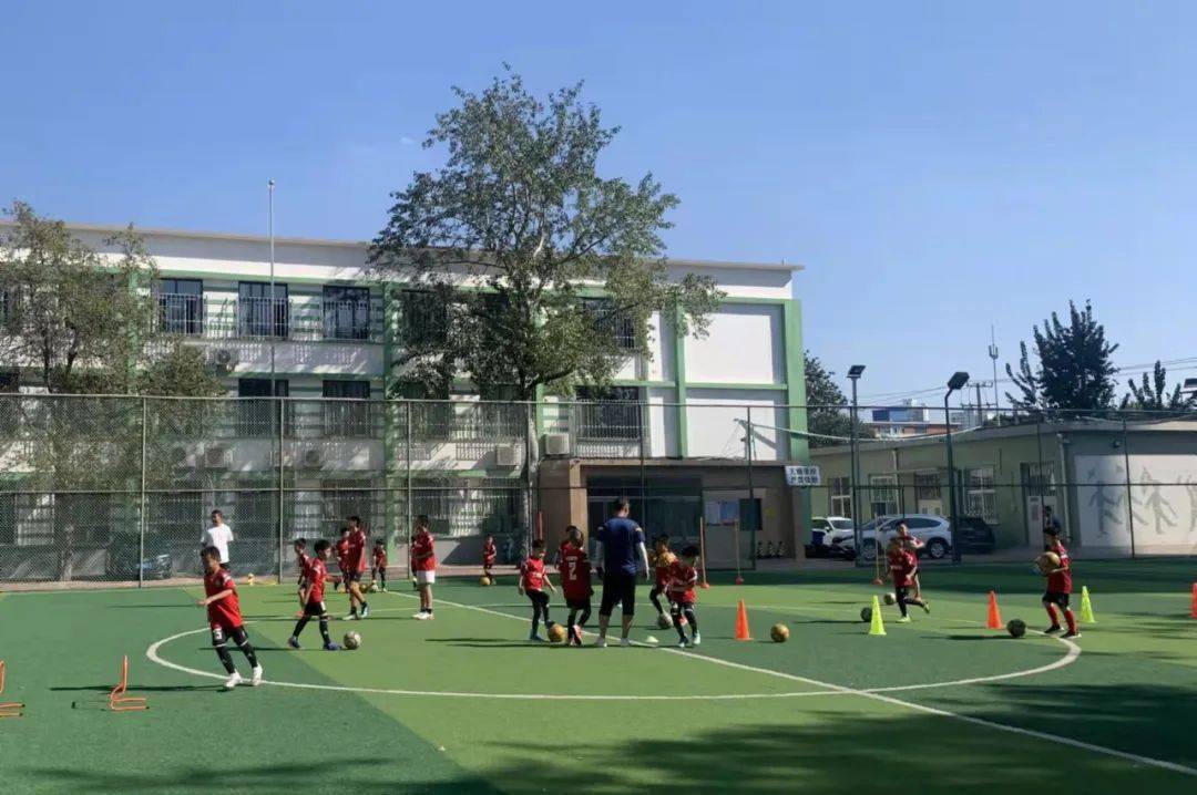 让足球放飞梦想足球捐赠仪式在红桥区实验小学举行