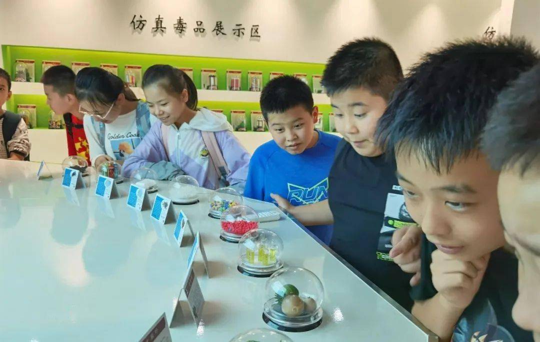 从"认识毒品,毒品危害,涉毒探因,预防吸毒"四个方面以向学生讲述毒品