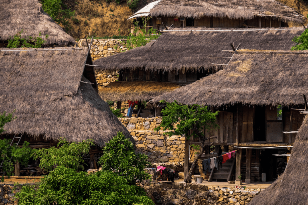 位于云南沧源佤族自治县的翁丁村,中国佤族历史文化和特色建筑保留最