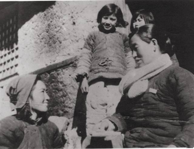 女战士怀抱婴儿送情报被鬼子刺死婴儿被扔路边情报成功传出