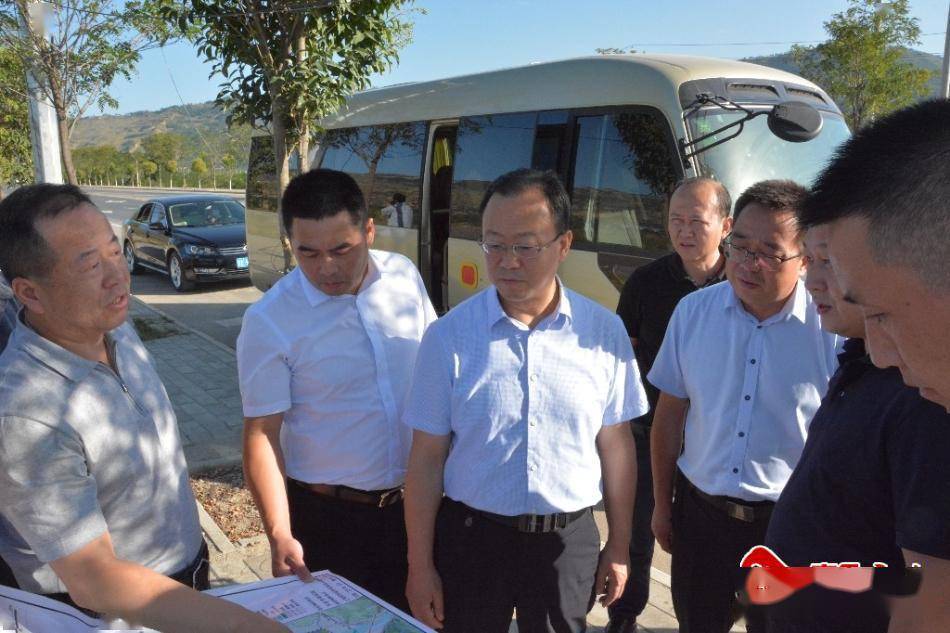 章小平介绍了圆通速递发展规划布局,表示天水投资环境优越,区位突出