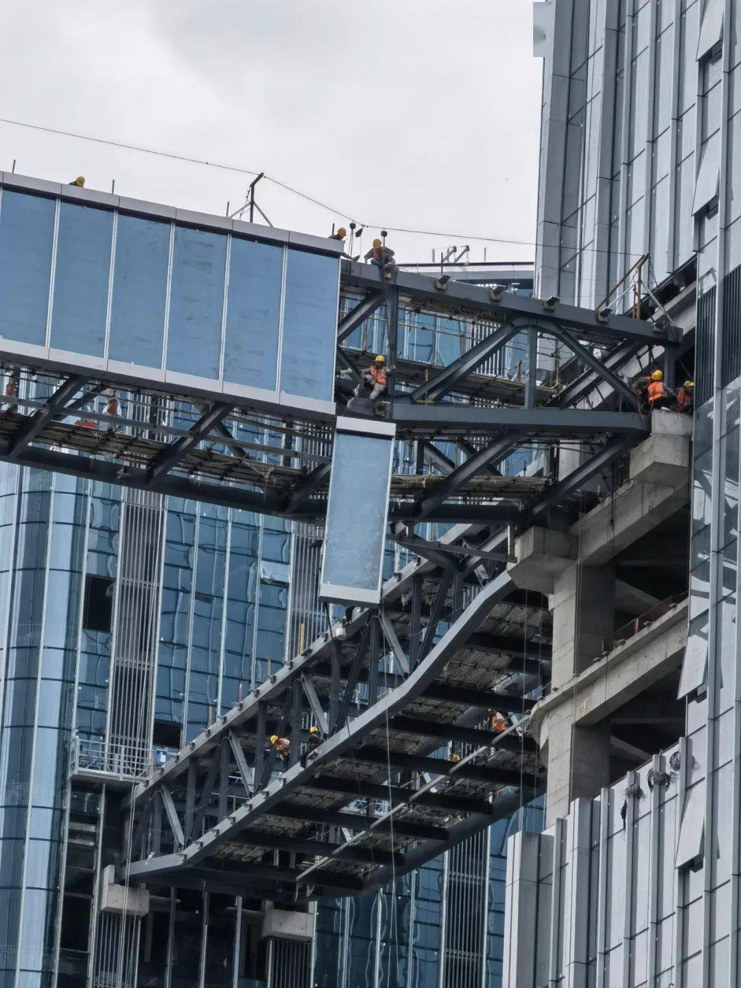 西安抢工记4匠心筑造西安招商局丝路中心幕墙封闭