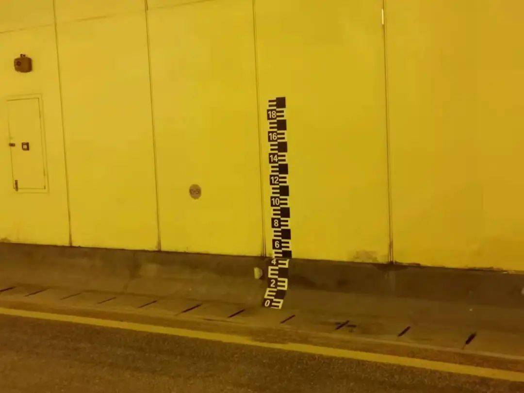 水位警戒标牌同时,在隧道洞口15厘米,30厘米的垂直距离处,标画水位