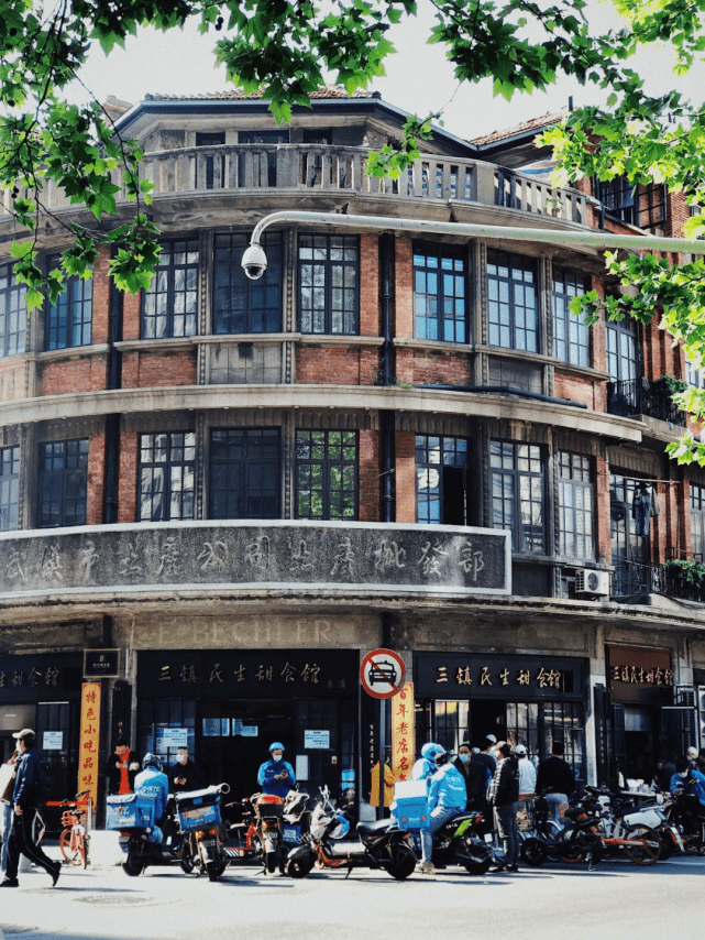 贯穿原英,俄,法,德,日五国租界的胜利街,纵贯了整个江岸区.