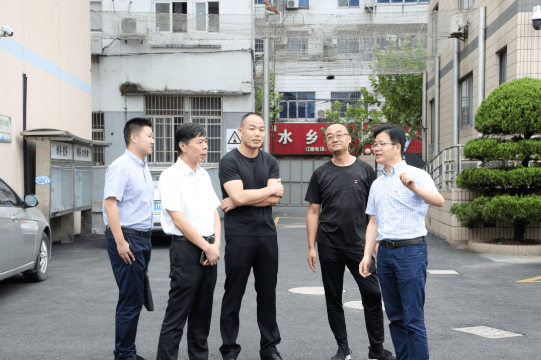 塘栖镇中心学校校长董国璋宣读表彰决定.