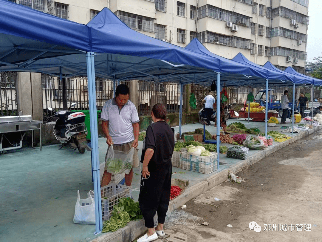 邓州三贤大桥下流动摊贩整治:画线分摊入驻帐篷规范整洁运营…