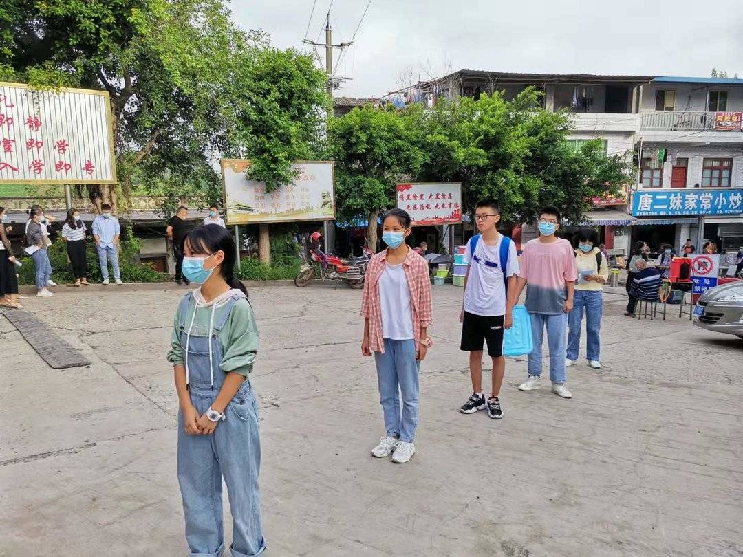 强化师生疫情防控意识 四川资中球中开学第一课这样上